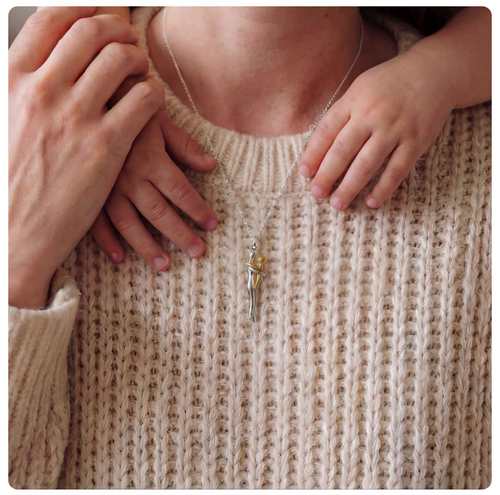 Collar abrazo eterno a mamá